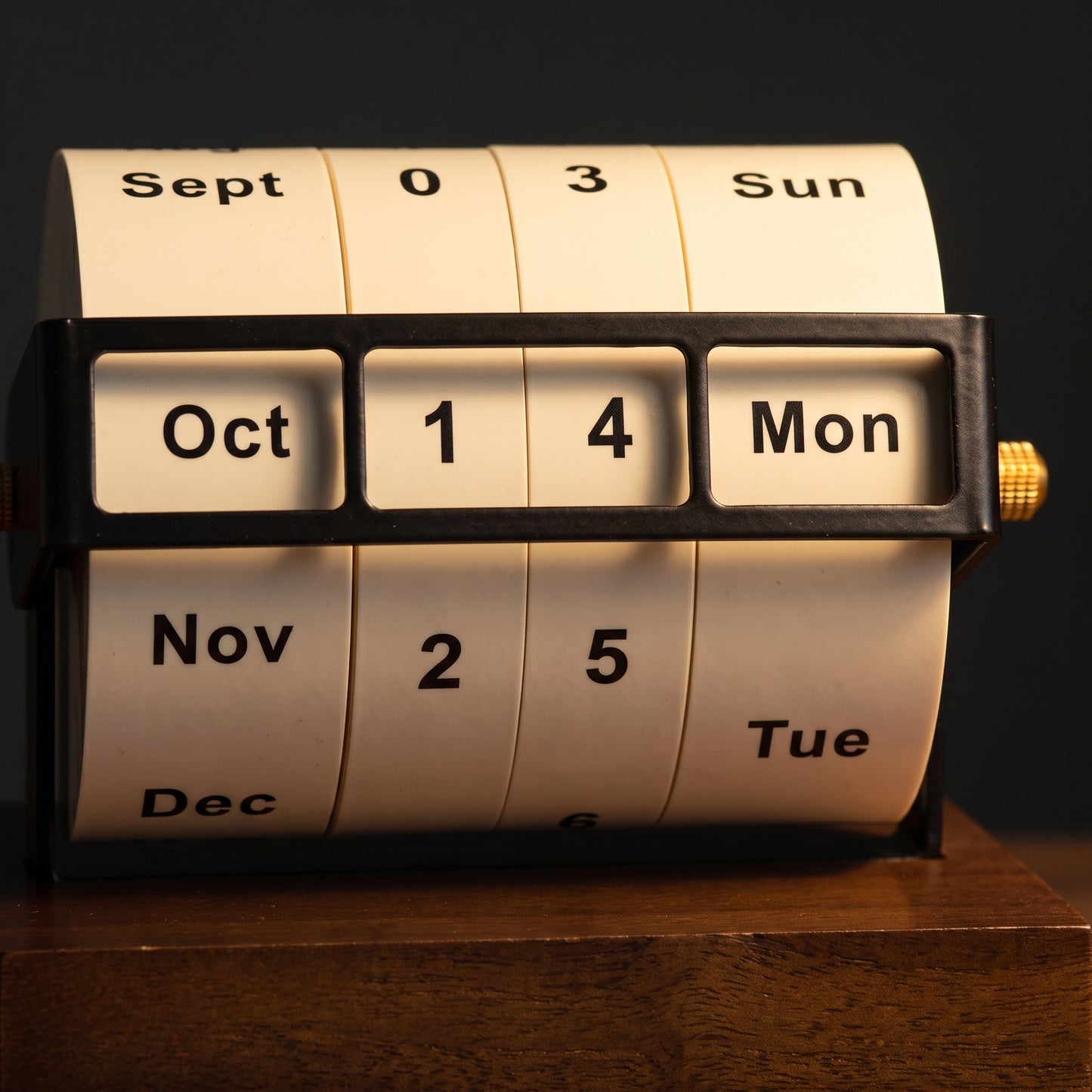 Close-up of the spin wheel mechanism on the rotating perpetual desk calendar